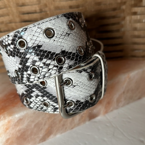 Urban Outfitters Belt Wide Animal Print Double Buckle Adjustable 26-30 Wide - Picture 8 of 11